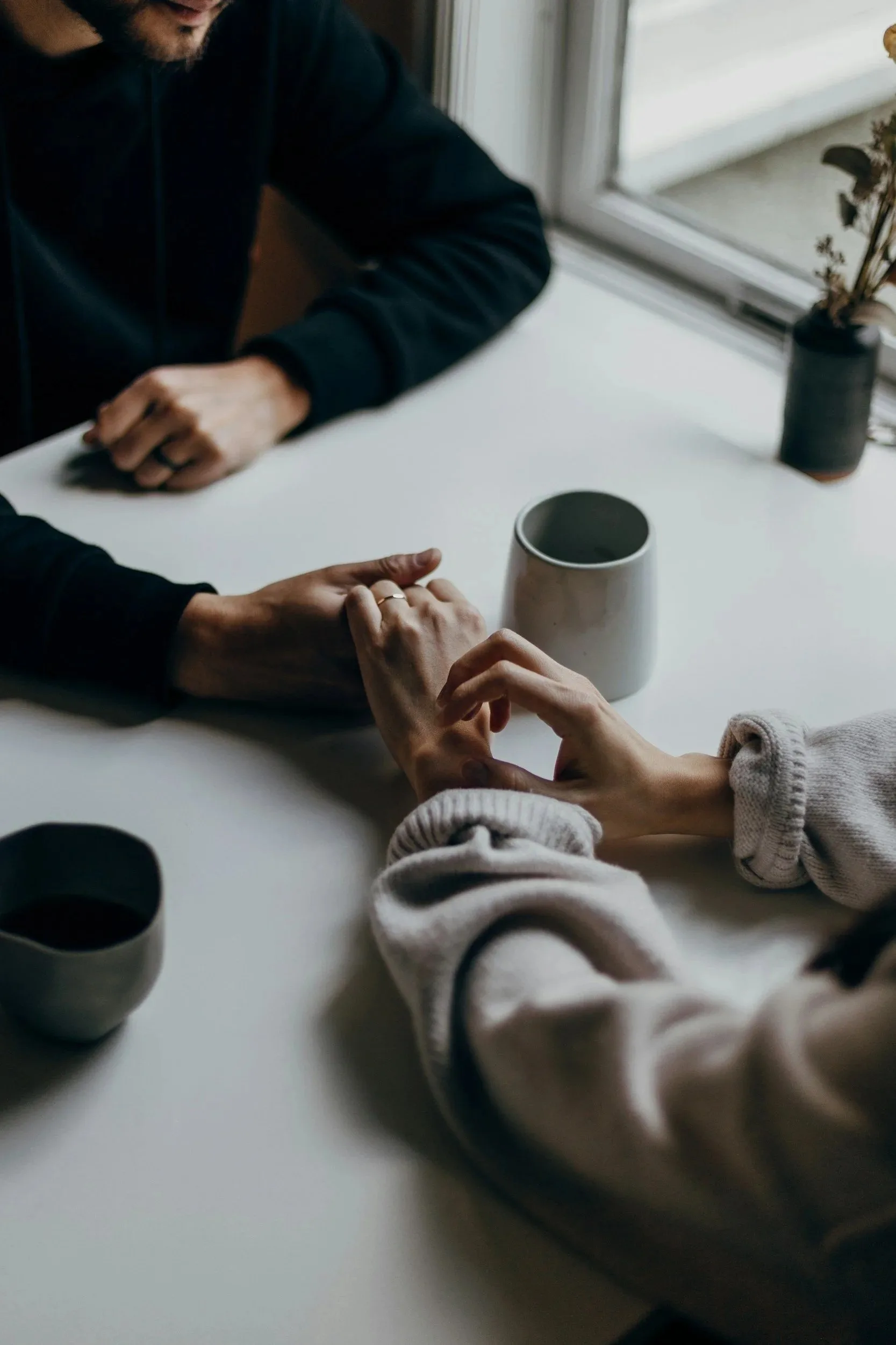 Paar hält sich an den Händen – Paartherapie